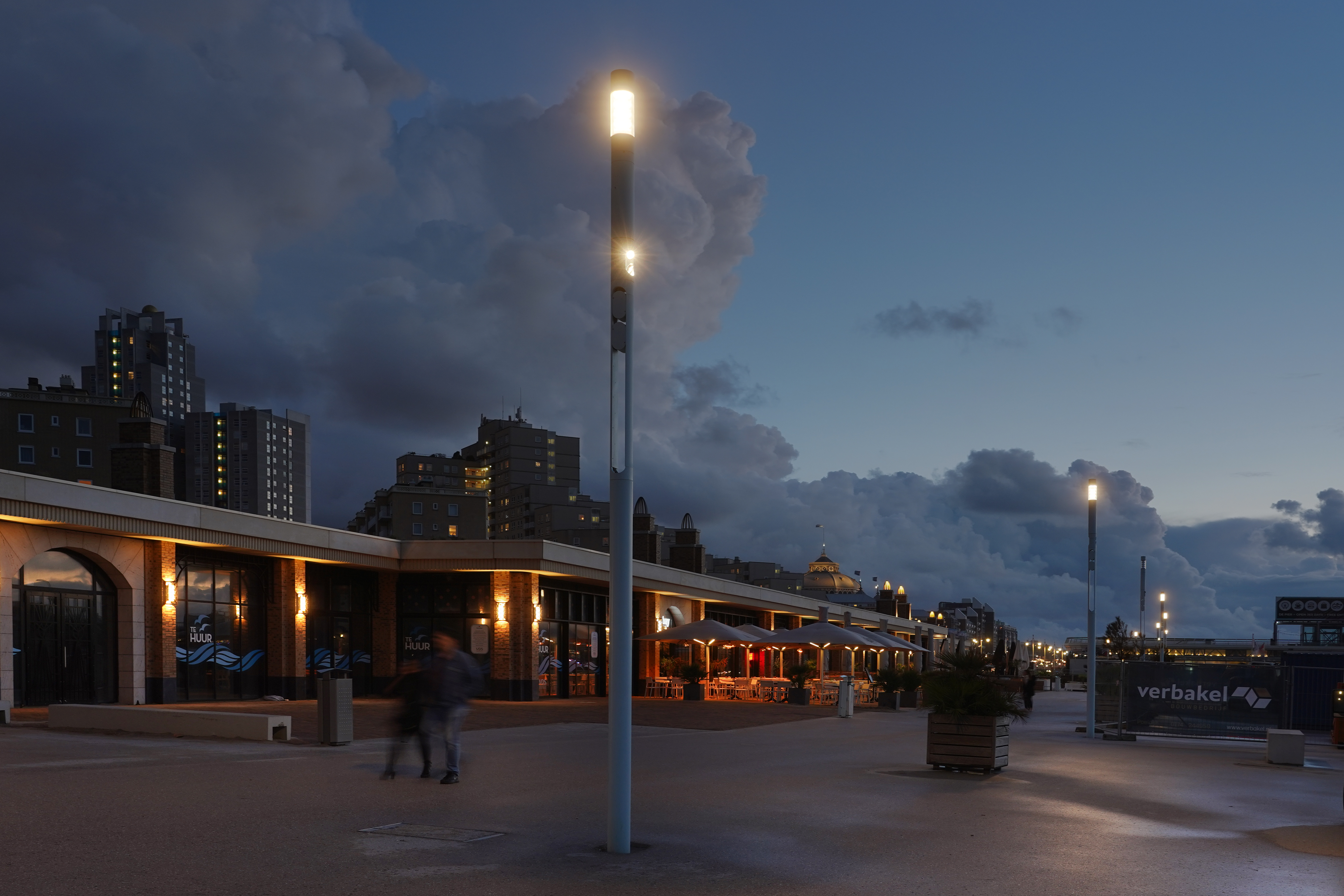 Selux Exterior - Lif multifunktionale Lichtstele - Scheveningen, Noorderboulevard - LED Außenleuchte