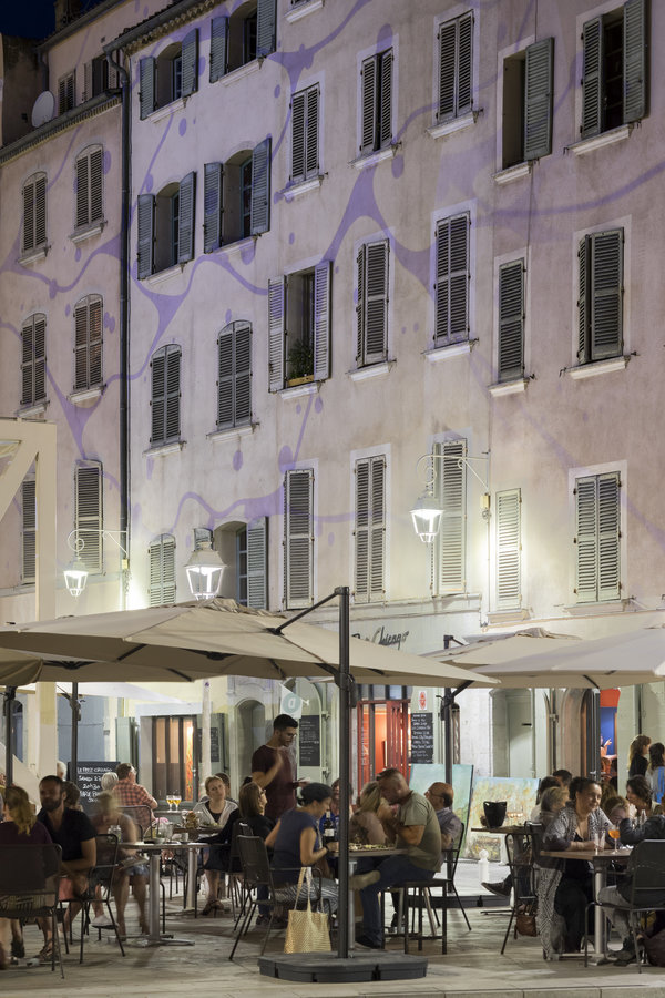 Éclairage de la Place de l'Équerre à Toulon avec les luminaires Olivio Gobo