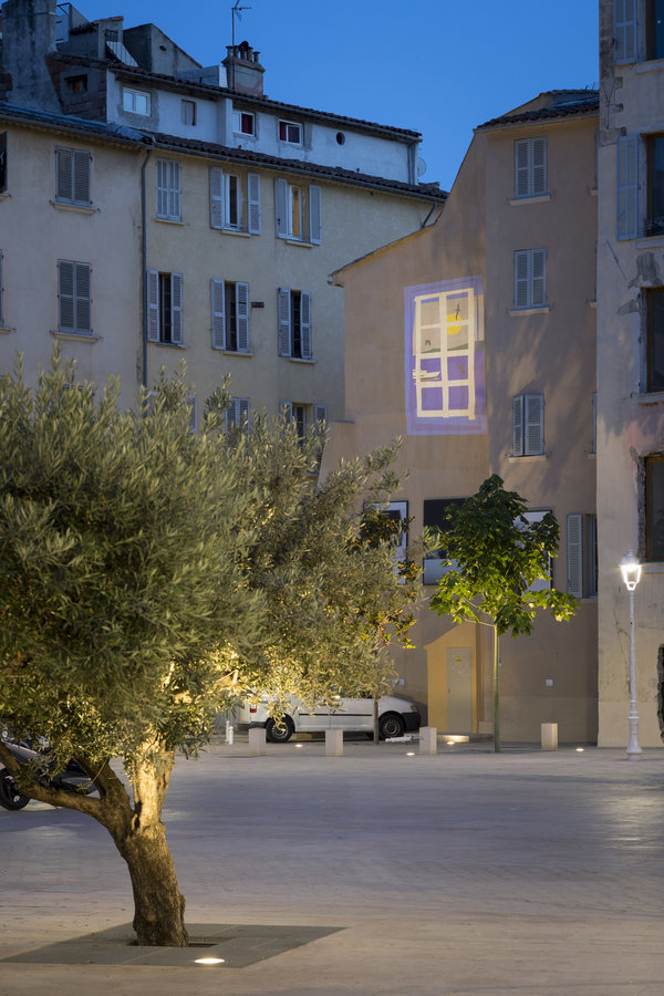 Éclairage de la Place de l'Équerre à Toulon avec les luminaires Olivio Gobo