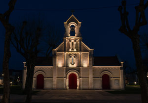 Fassadenbeleuchtung der Sainte-Madeleine-Kirche - Châtelaillon-Plage, Frankreich