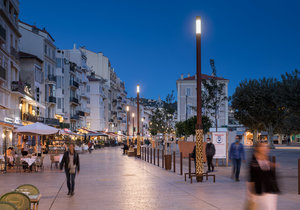 Lif mit Baumrindenmuster - Cannes, France