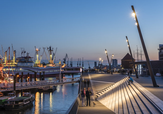 Eclairage public résidentiel LED, poteau mat éclairage, lampadaire extérieur, Promenade Port Hambourg Allemagne