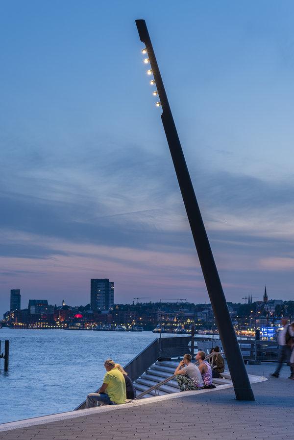 Eclairage public résidentiel LED, poteau mat éclairage, lampadaire extérieur, Promenade Port Hambourg Allemagne