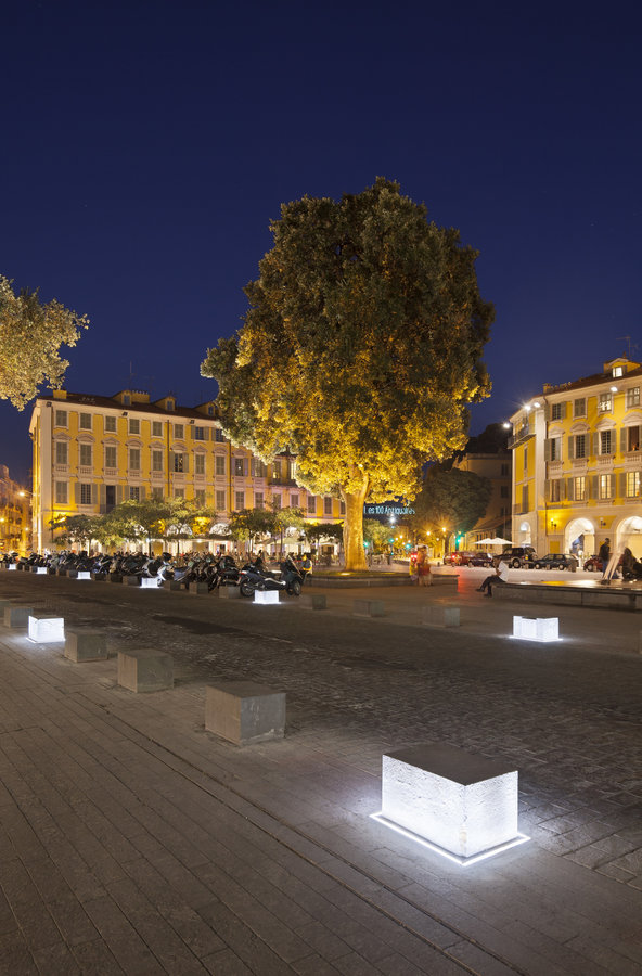 Éclairage de la Place Garibaldi à Nice avec les luminaires Ariana