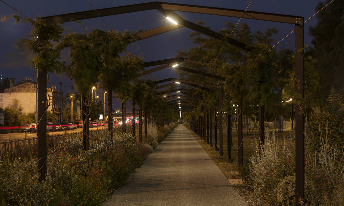 Mise en lumière des rues de Bordeaux avec les barreaux lumineux LED Ariana